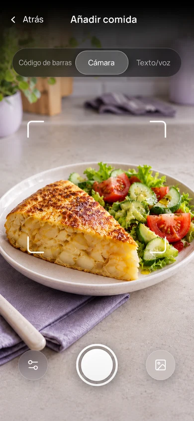 Cámara de Syto con tortilla de patatas y ensalada en el encuadre